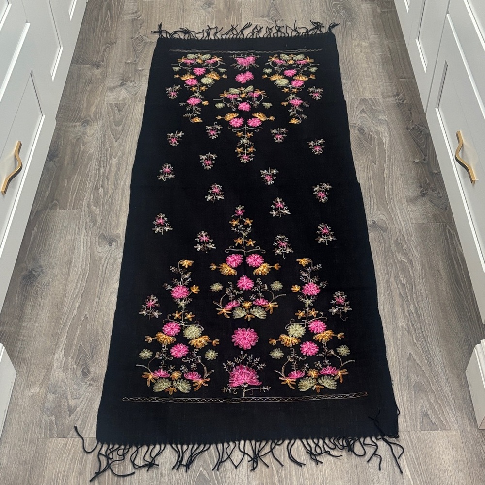 Cashmere Pashmina Black Shawl with Floral Embroidery - Picture 2 of 4